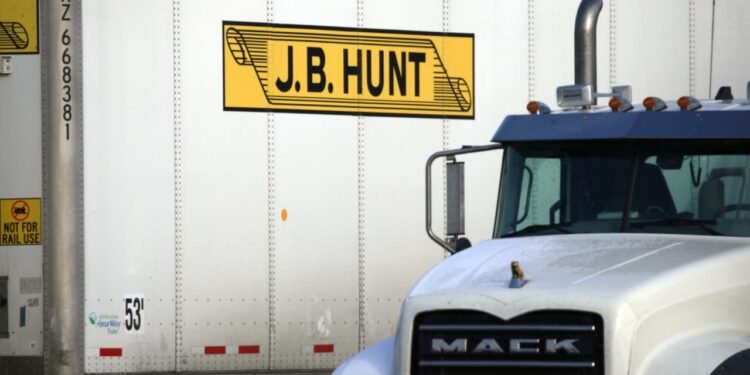 The trucking market is tighter than it’s been in years — but investors are upbeat on J.B. Hunt