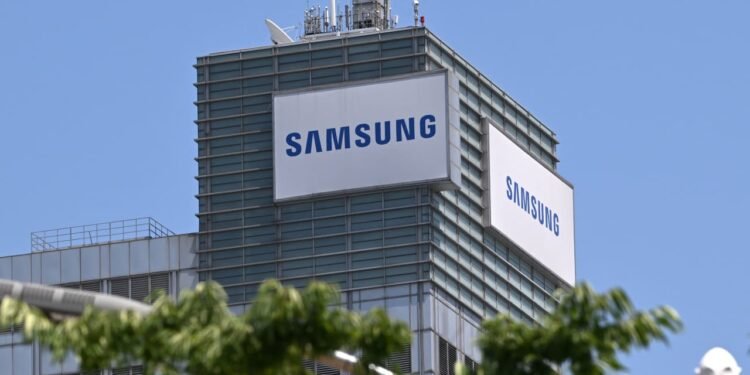 Tough crowd for Samsung as record quarterly earnings brings out the sellers