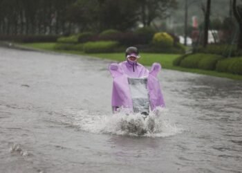 Typhoon Bavi batters east China, Taiwan reports 134 injured
