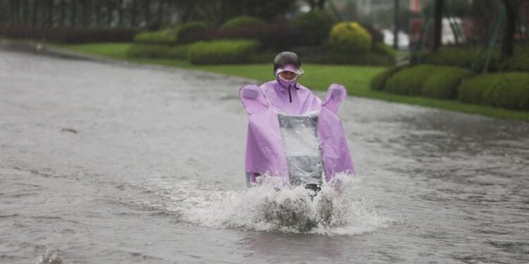 Typhoon Bavi batters east China, Taiwan reports 134 injured