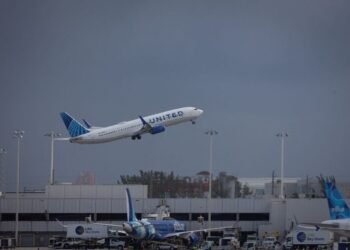 United warns of nearly $6 billion fuel hit as oil-price surge weighs on outlook