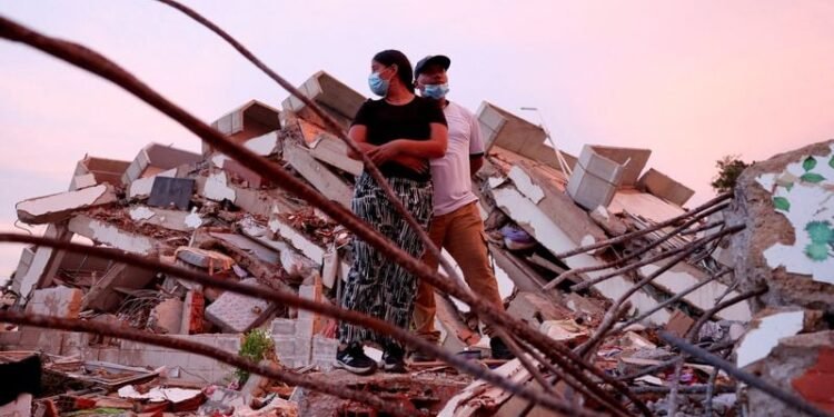 Young survivors of Venezuela quakes run shelters as search drags on